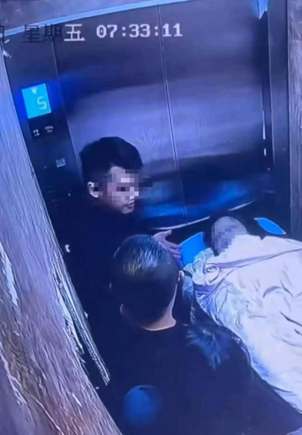 鼎红金投 河北25岁女子疑因家暴离世，四问待解