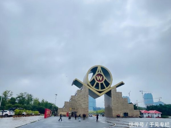 牛千万 五粮液半年报暴露其发展危机，库存压力挑战恐难破局